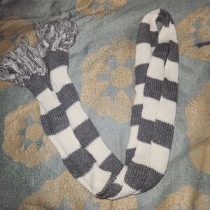 lei Gray and White Striped Knit Scarf with Fringe